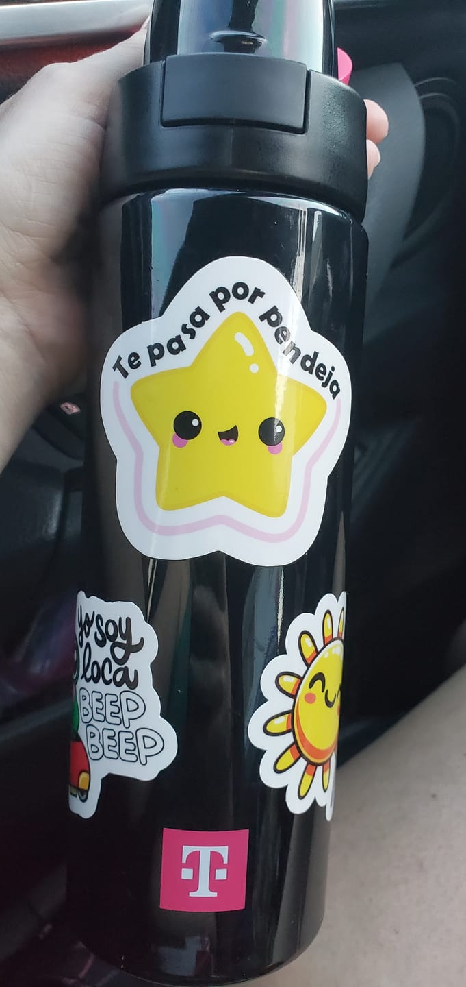 Customer photo review of Te pasa por pendeja (Sticker Laminado)