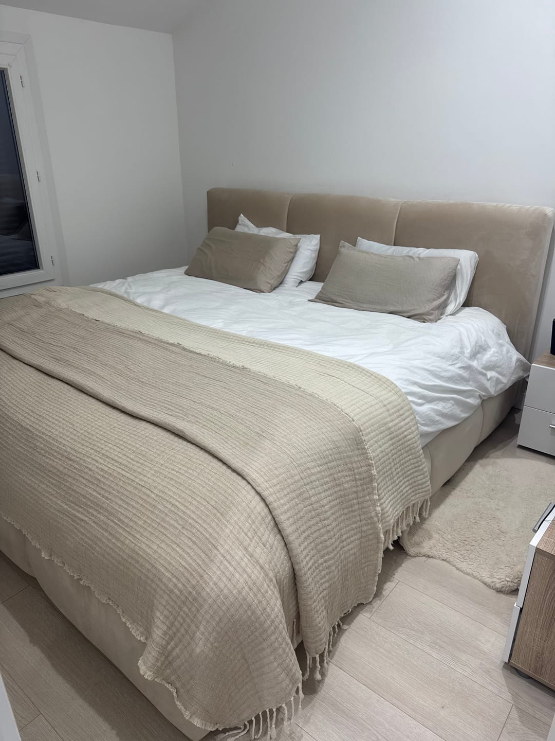 Customer photo review of Lit rembourré avec coffre de rangement - SOPHIE