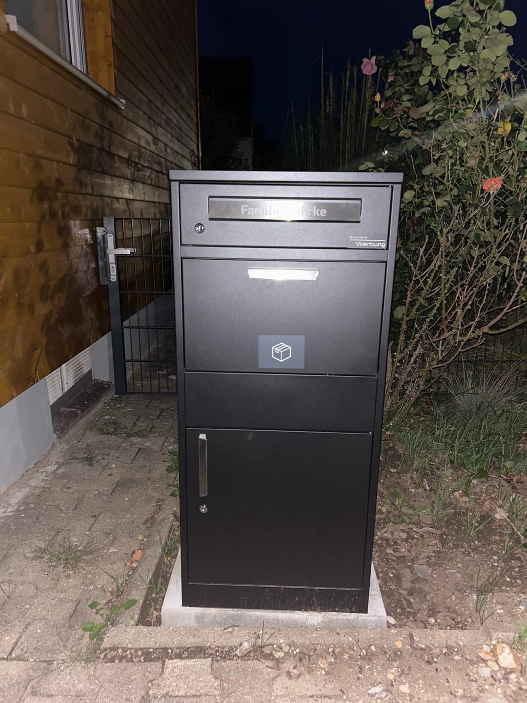 Customer photo review of Paketbox PB1 mit Briefkasten | schwarz (RAL9005) | personalisiert mit Edelstahl-Schild