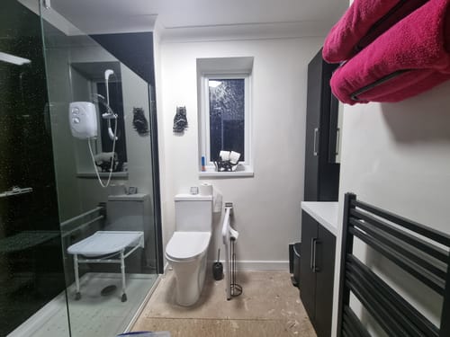 Customer photo review of 1600 x 800mm Walk-In 8mm Enclosure with Stone Shower Tray Pack