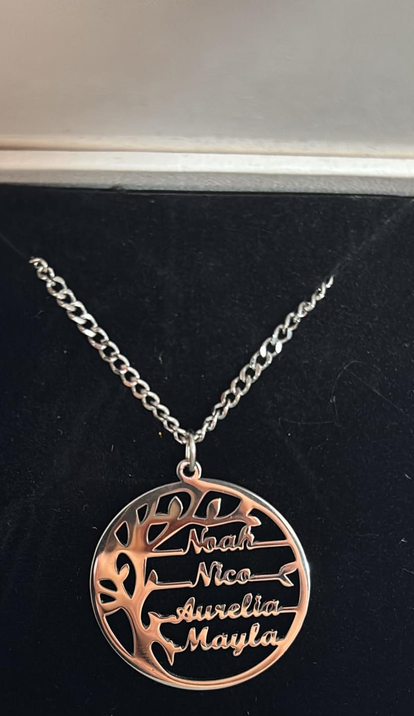 Customer photo review of Lebensbaum Kette mit personalisierten Namen