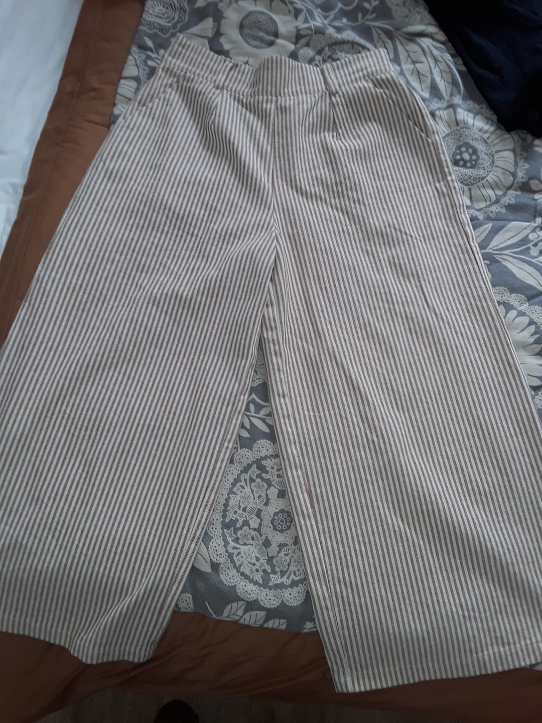 Customer photo review of Pantalon Alex - Toile de coton rayée camel/blanc