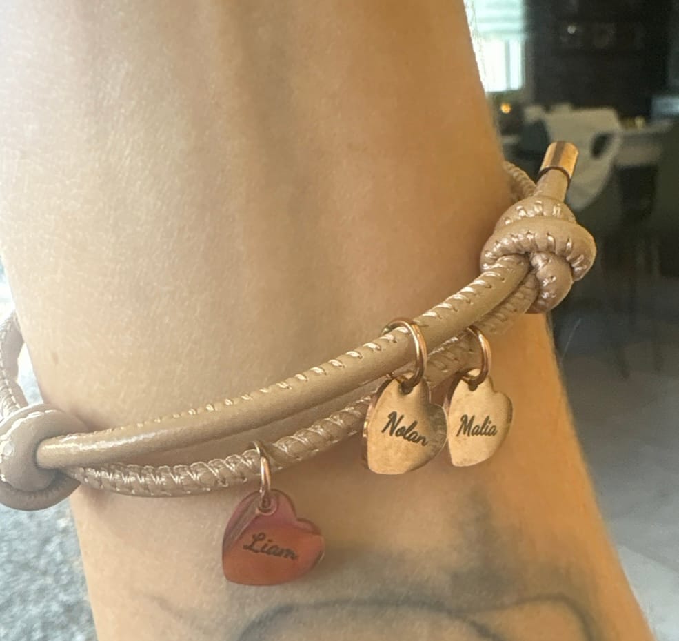 Customer photo review of Amis - Bracelet en cuir personnalisé