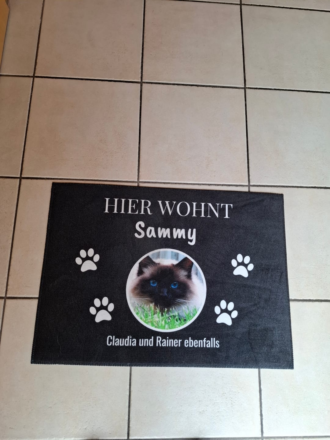 Customer photo review of Hier wohnt - Individuelle Haustier Fußmatte