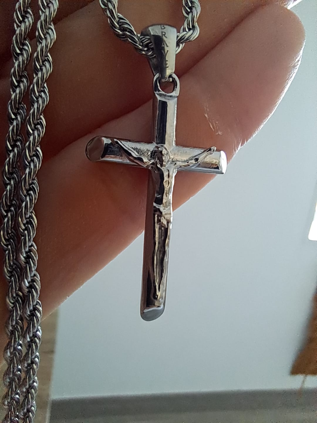 Customer photo review of Collar Hombre BRAVE Cruz Jesucristo