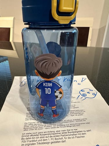 Customer photo review of Personalisierte Fußball-Trinkflasche 600ml - Gestalte deinen Avatar mit Trikotnummer & Name