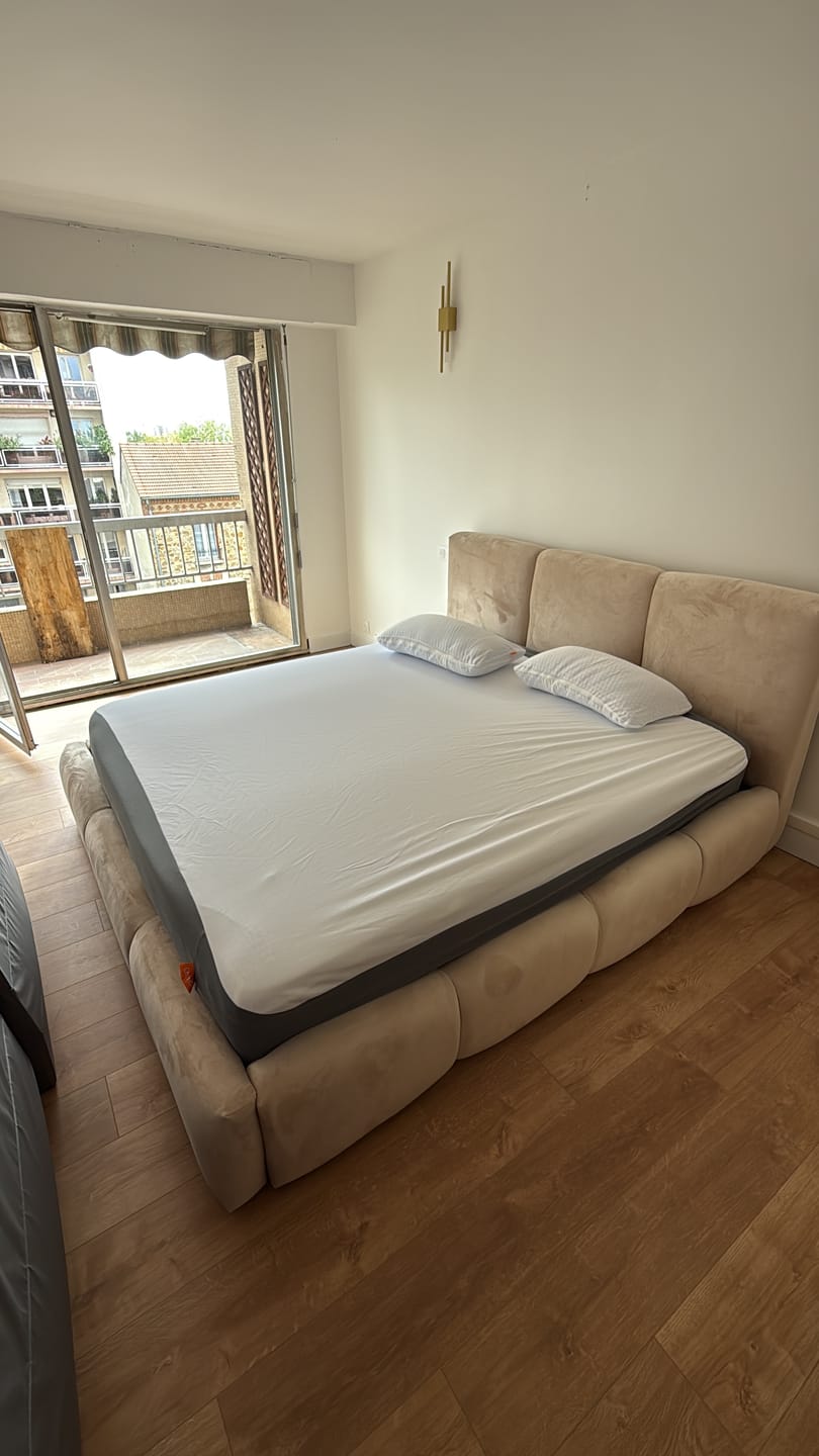 Customer photo review of Lit rembourré avec coffre de rangement - SOPHIE
