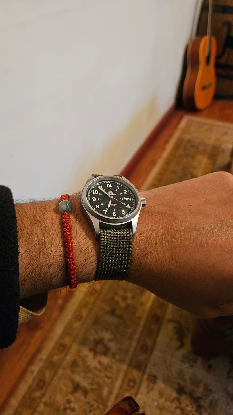 Customer photo review of Correa Nato Dando La Hora Verde