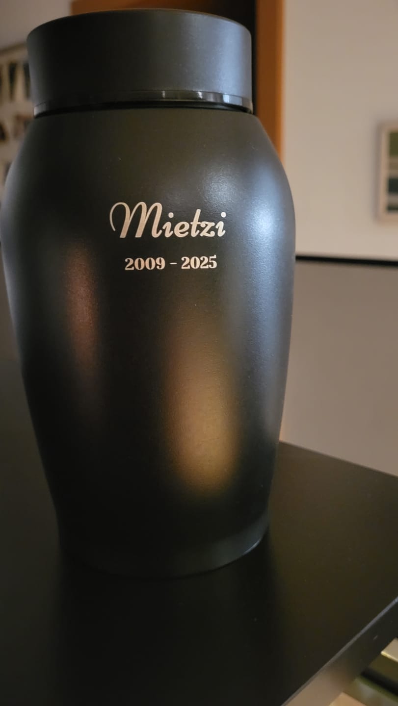 Customer photo review of Name mit Datum - Individuelle Urne