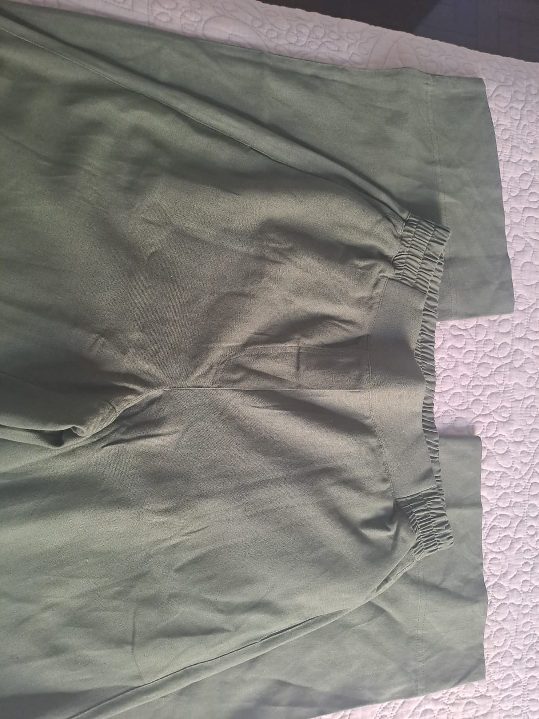 Customer photo review of Calça Reta Petúnia Verde Escuro