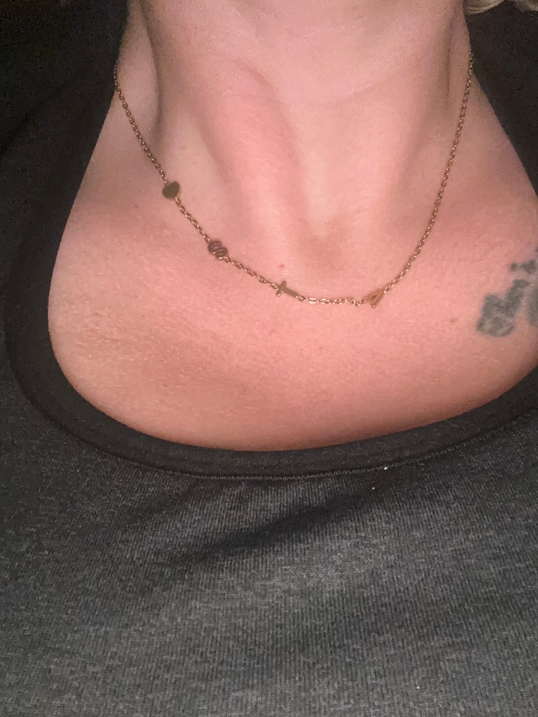 Customer photo review of Personligt halsband med initialer i sidled