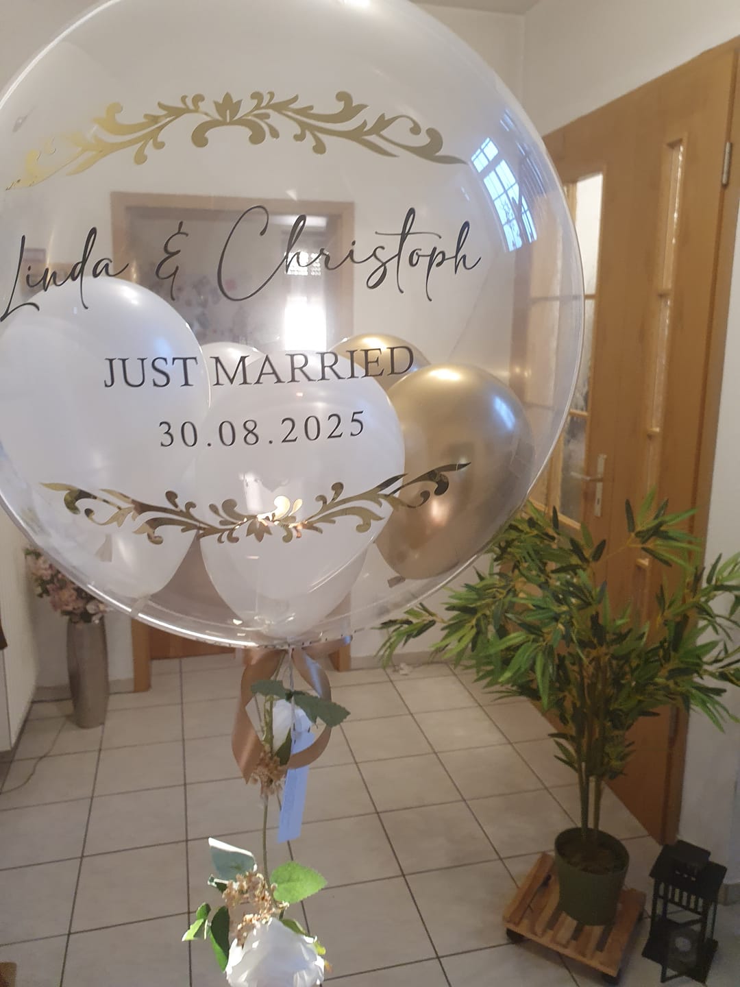 Customer photo review of Wedding Designer Ballon mit Weissen Rosen & Schleierkraut