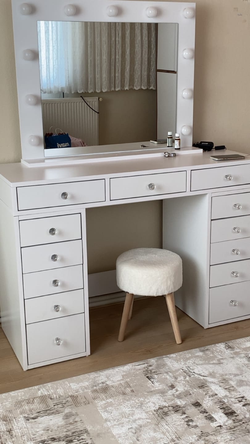 Customer photo review of Rani BJ119 Hollywood Işıklı Aynalı Kulis Makyaj Masası 13 Çekmeceli Takı Düzenleyici Beyaz