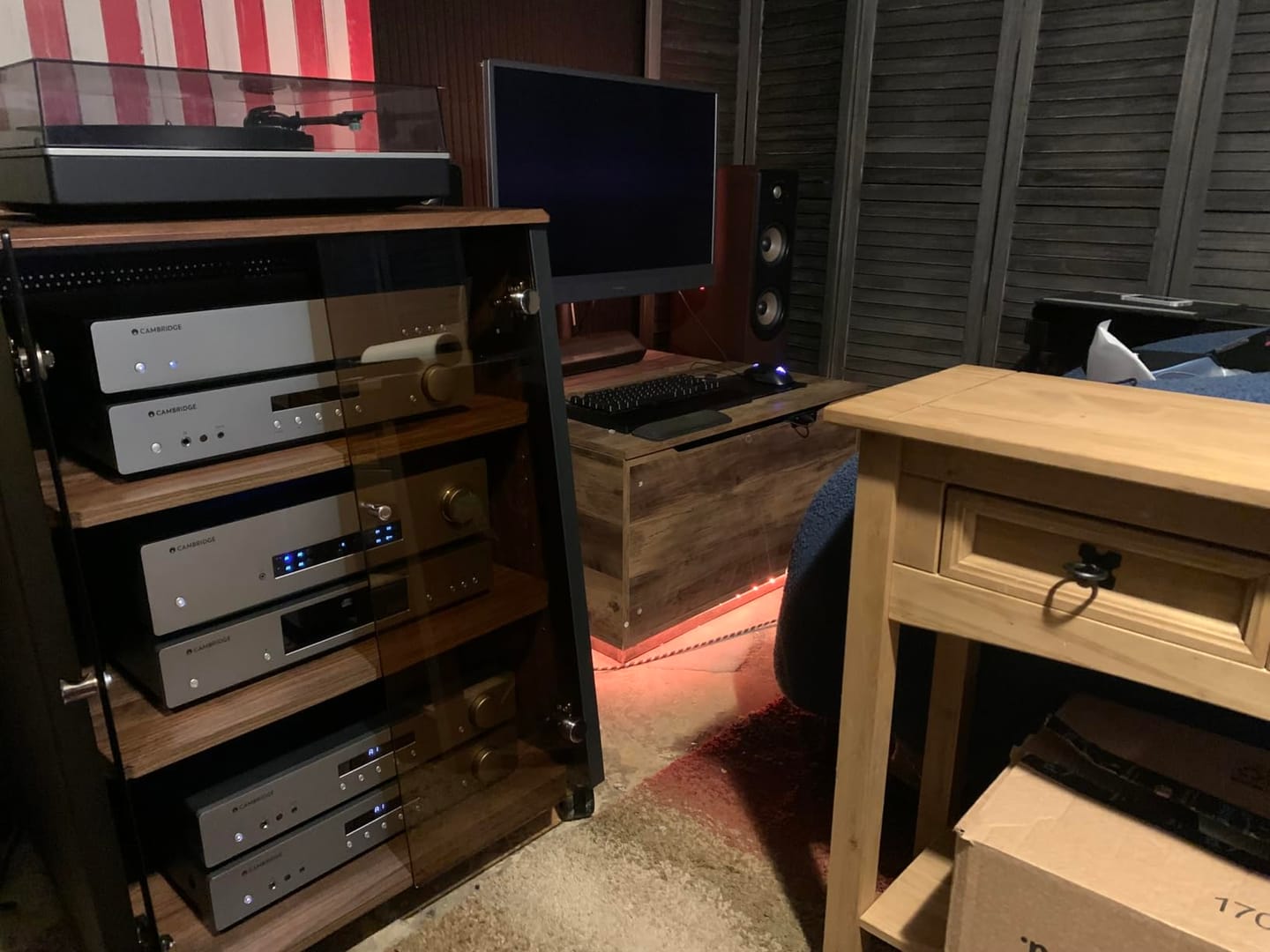 Customer photo review of Eiffel V2 AS07 Record Player Stand Enclosed