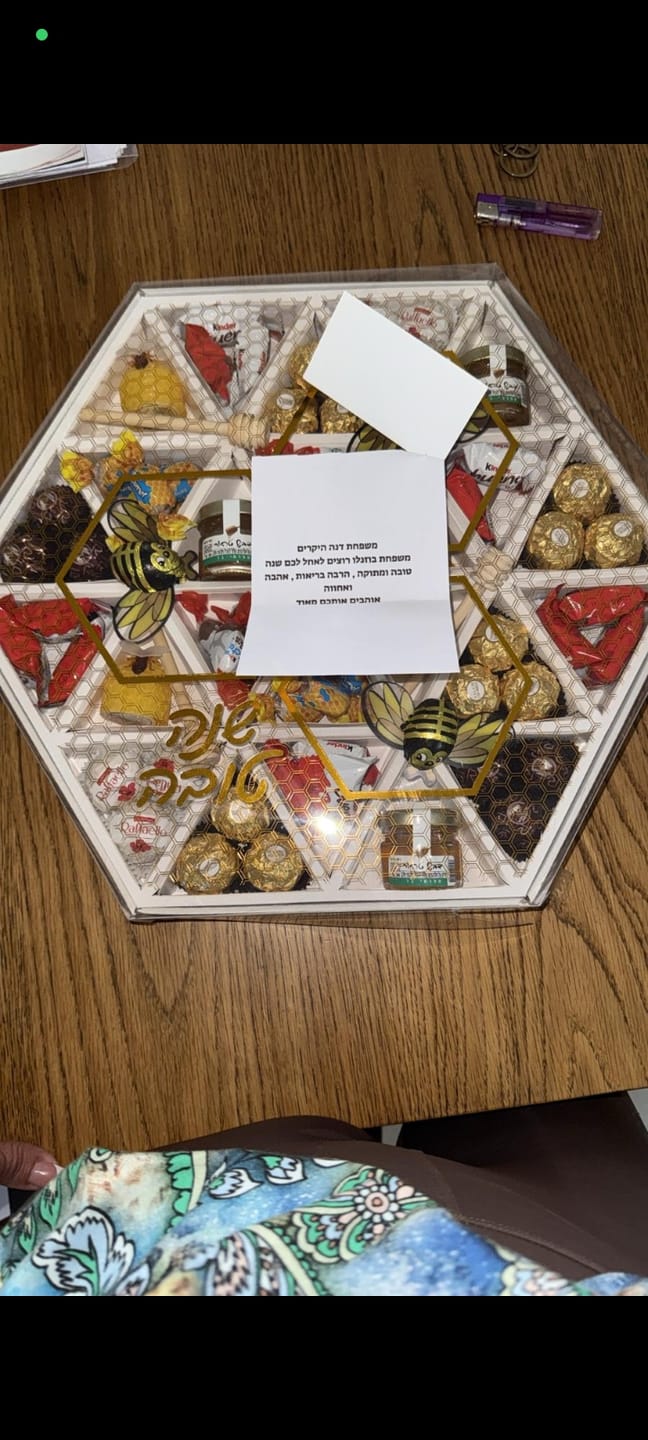 Customer photo review of מארז "כוורת" -מארז שוקולדים בצורת כוורת לראש השנה | שוקולטי