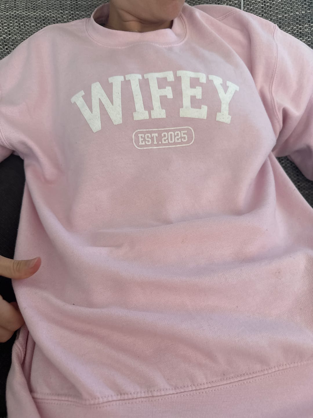 Customer photo review of Wifey - Personalisierter Premium Sweater mit 3D Aufdruck für Ehefrauen mit Initialen