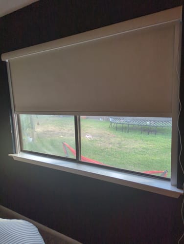Customer photo review of SmartWings Motorized Roller Shades 100% Blackout Linen