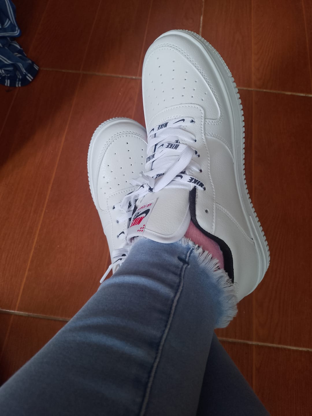 Customer photo review of Tenis 270 Blanco Negro Rojo