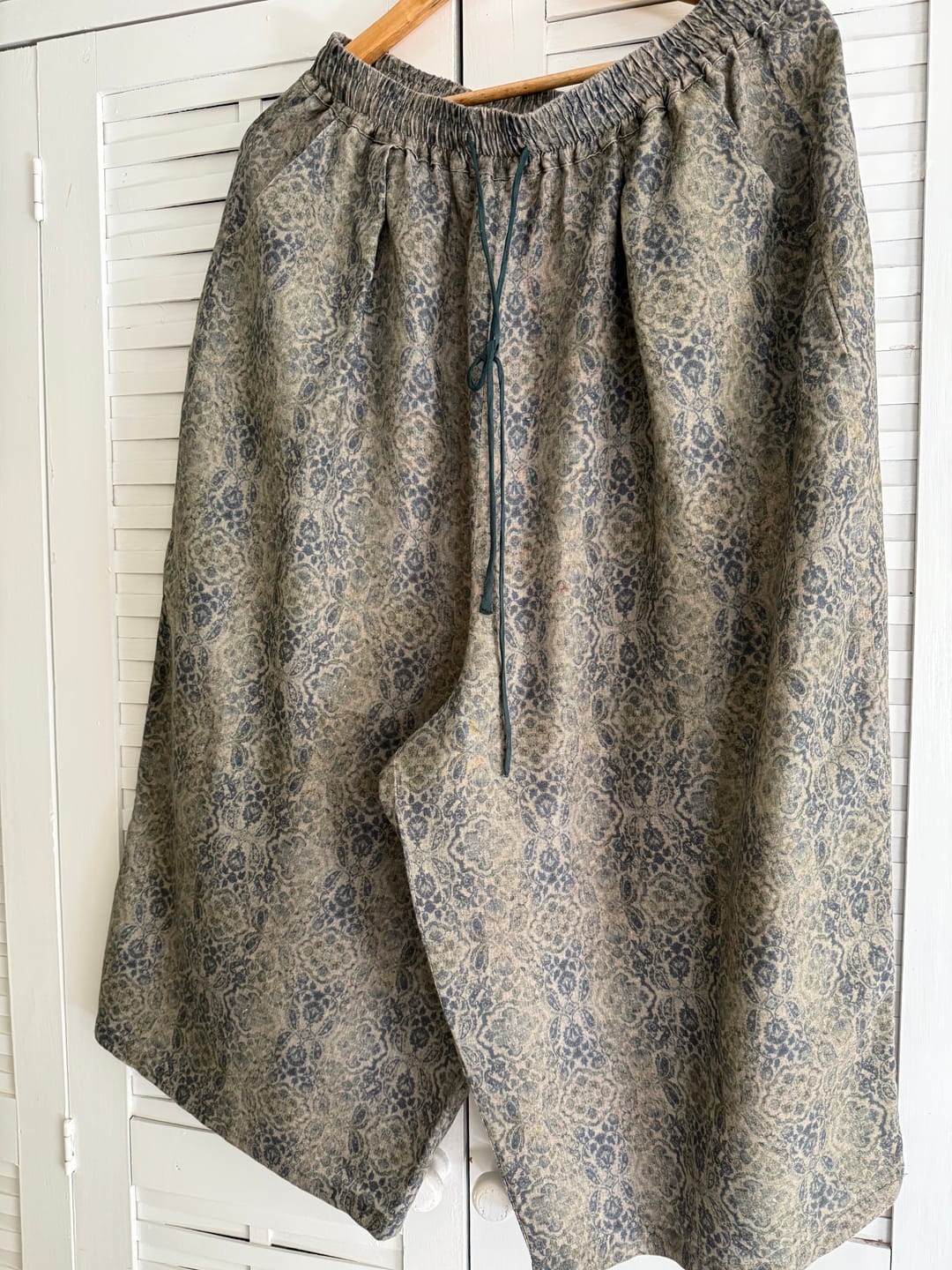 Customer photo review of Women Summer Retro Print Linen Wide-leg Pants