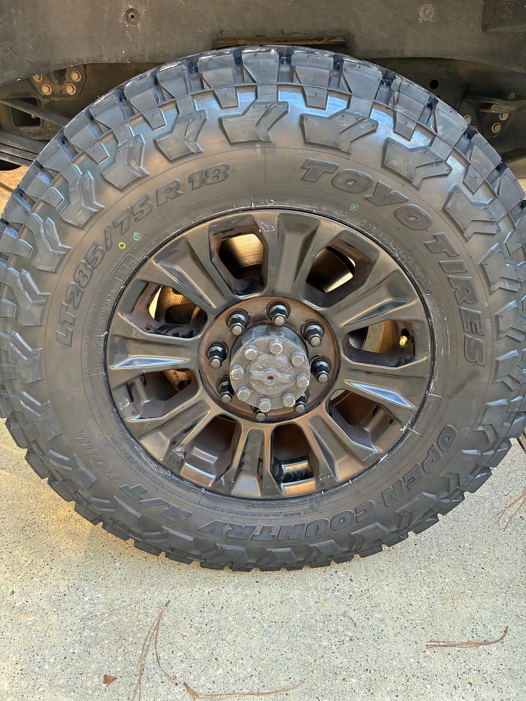 Customer photo review of OEM Replacement Lug Kit (Black / Chrome) for 2002+ Ford F-250 / F-350 Super Duty (Set of 32)