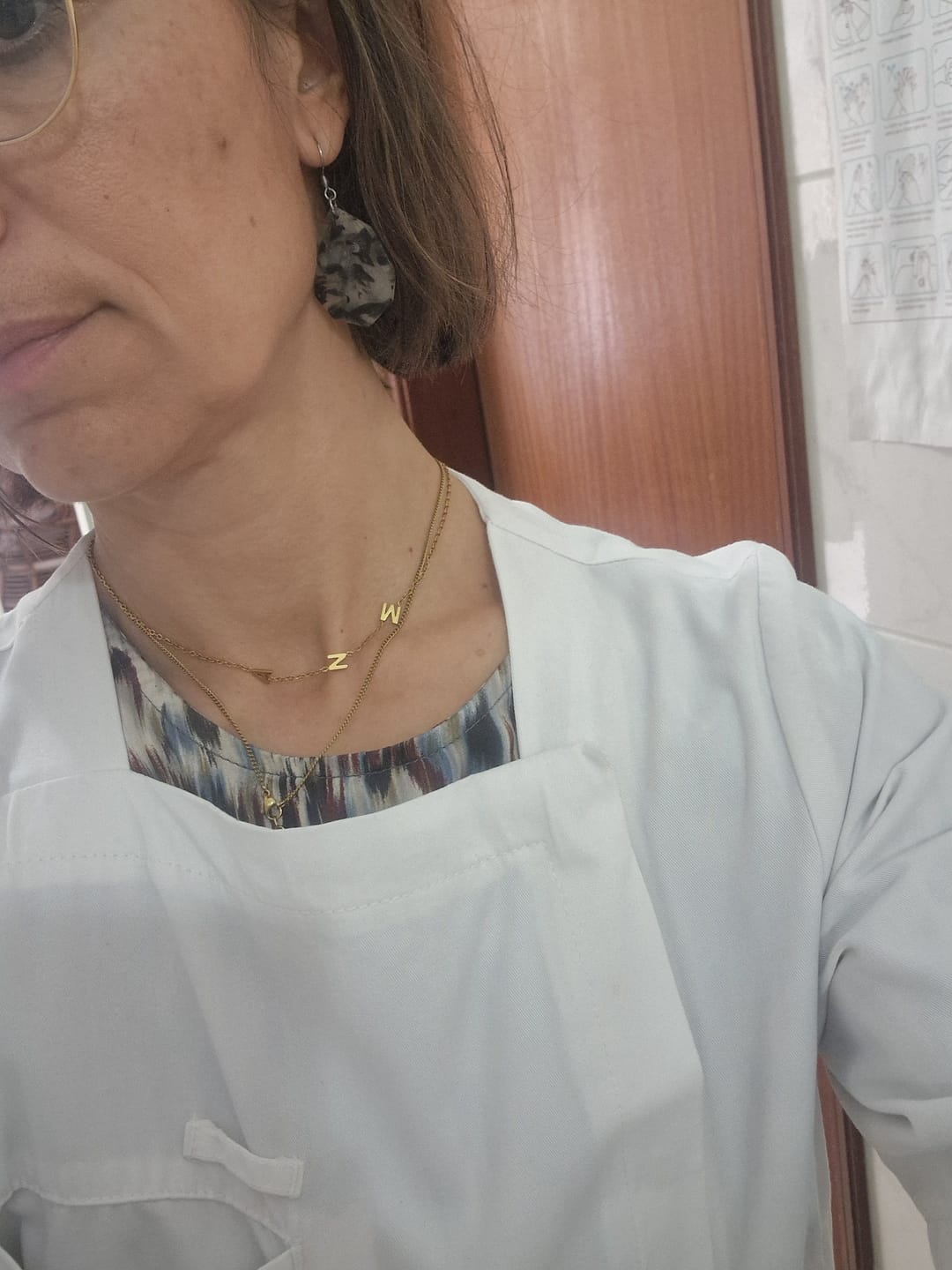 Customer photo review of Colar de Iniciais Laterais Personalizado