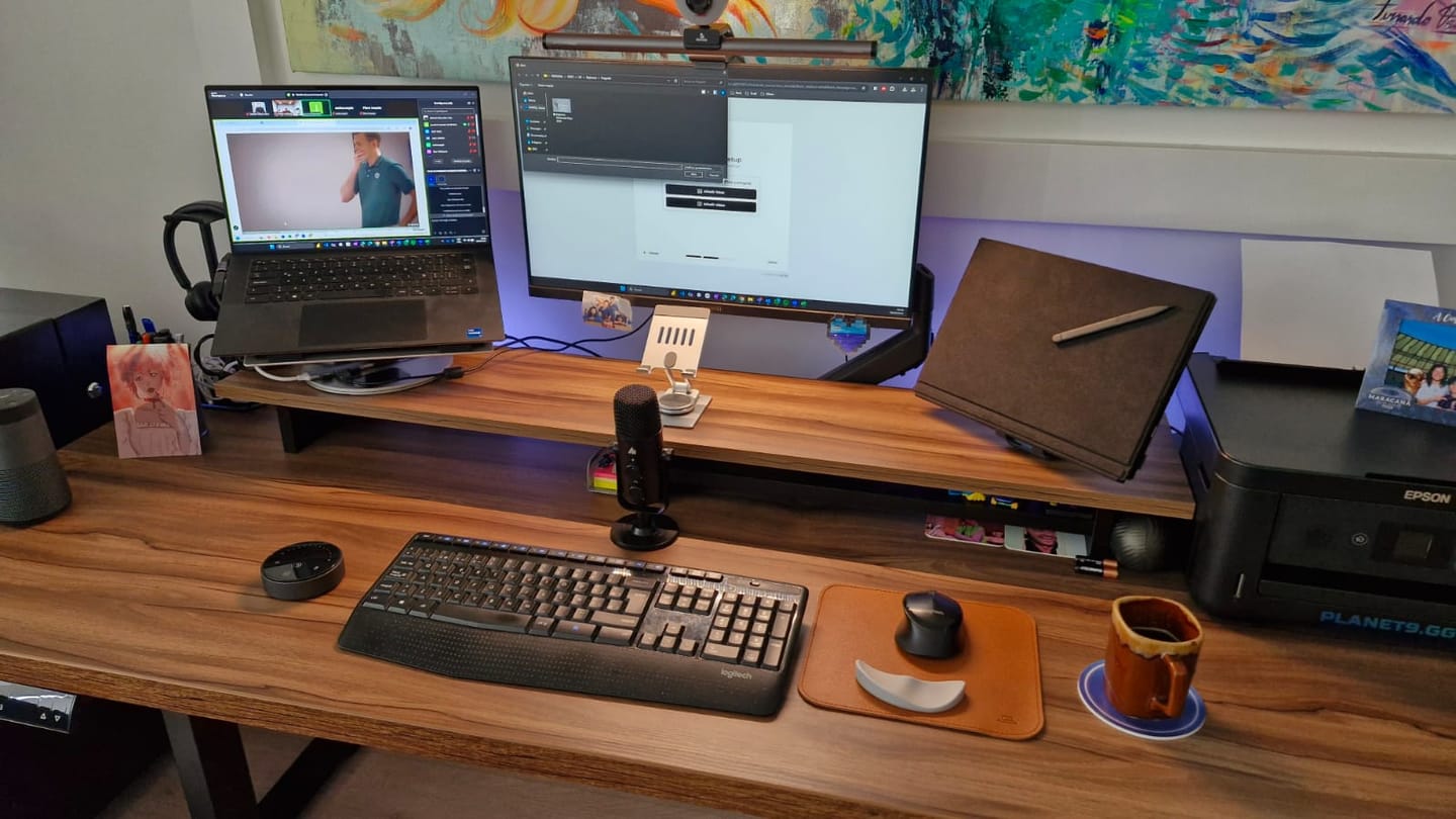 Customer photo review of Soporte Giratorio Premium para Laptop