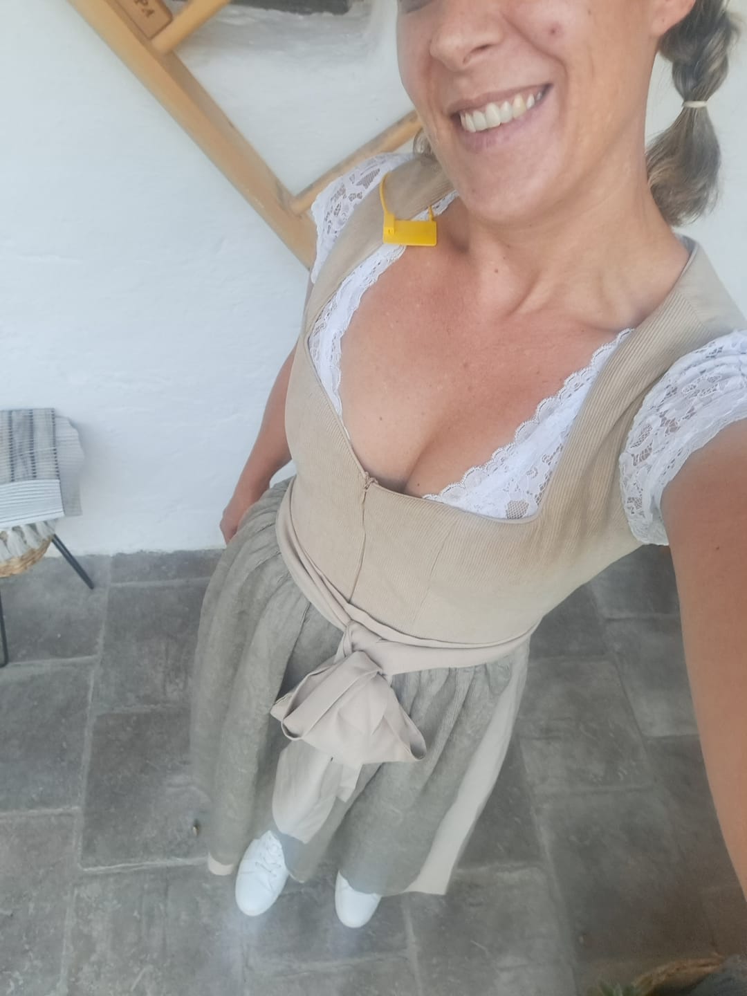 Customer photo review of Braun Herz-Ausschnitt Reißverschluss Vorne Dirndl