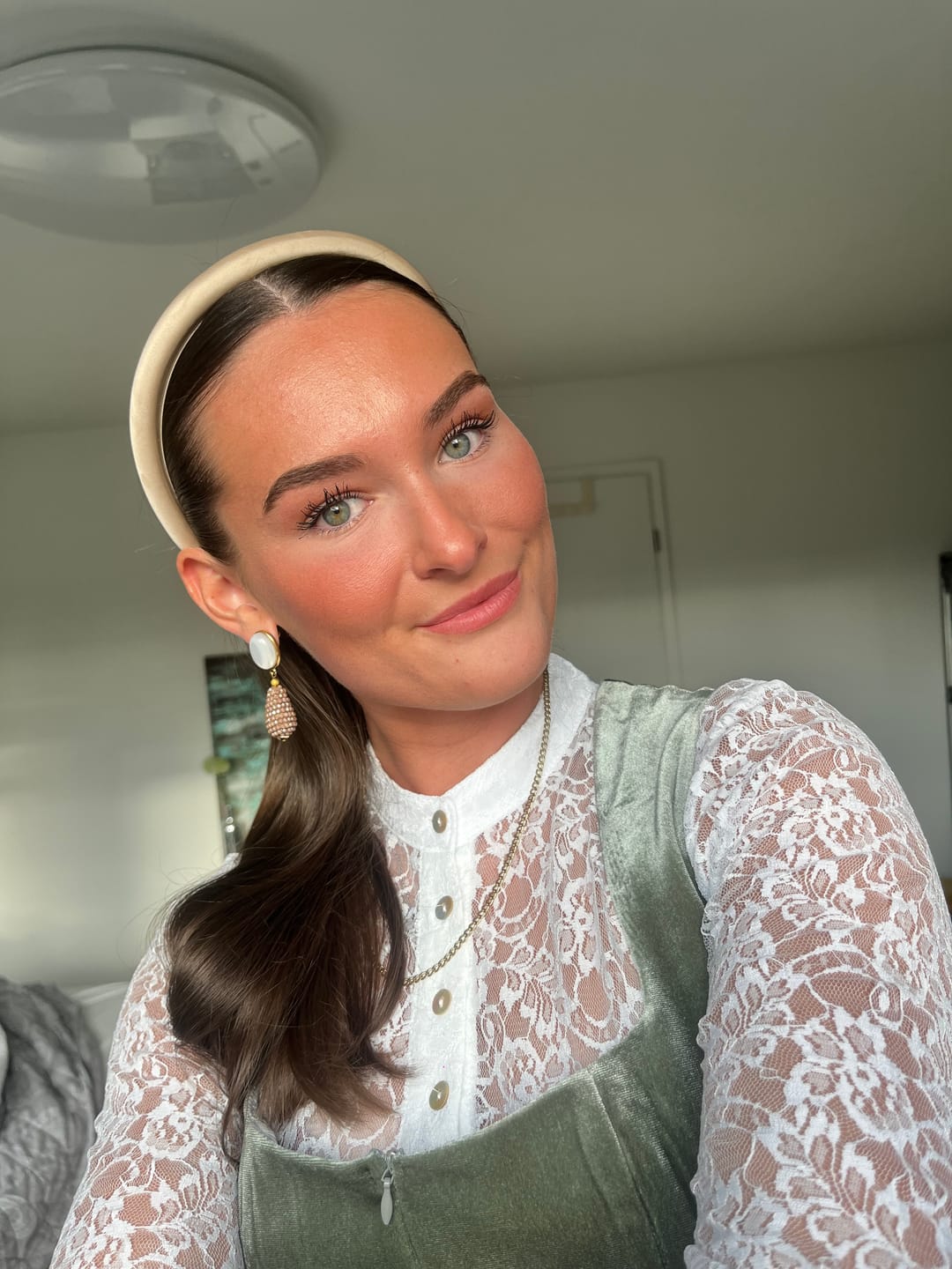 Customer photo review of Perlmuttfarbener Ohrstecker mit champagnerfarbenem Glitzer-Tropfen von AmuseToi
