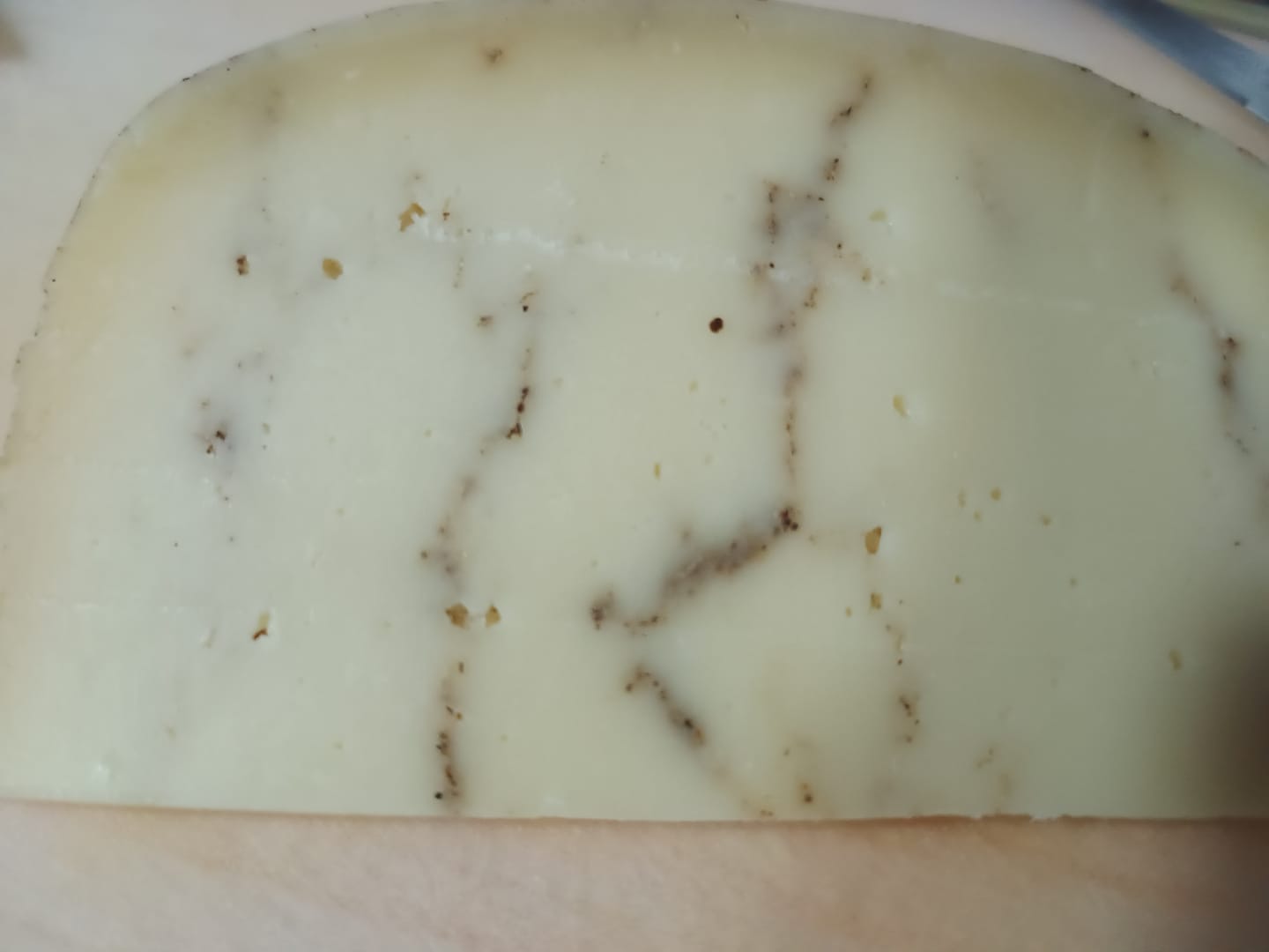 Customer photo review of Queso Sardo, con pimienta, artesanal.