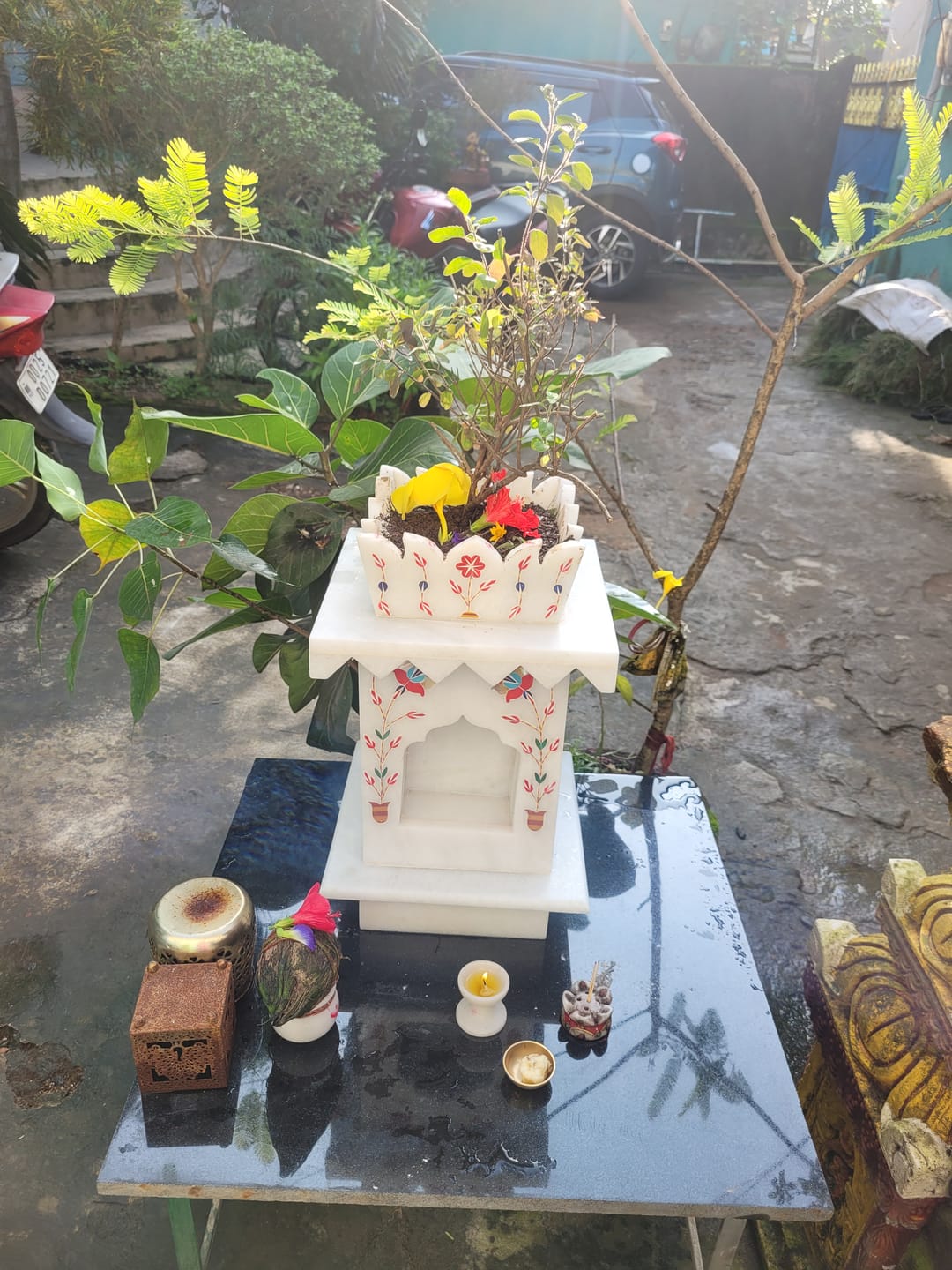 Customer photo review of Marble Tulsi Pot, White Inlay (Small) - Handicraft Bazaar
