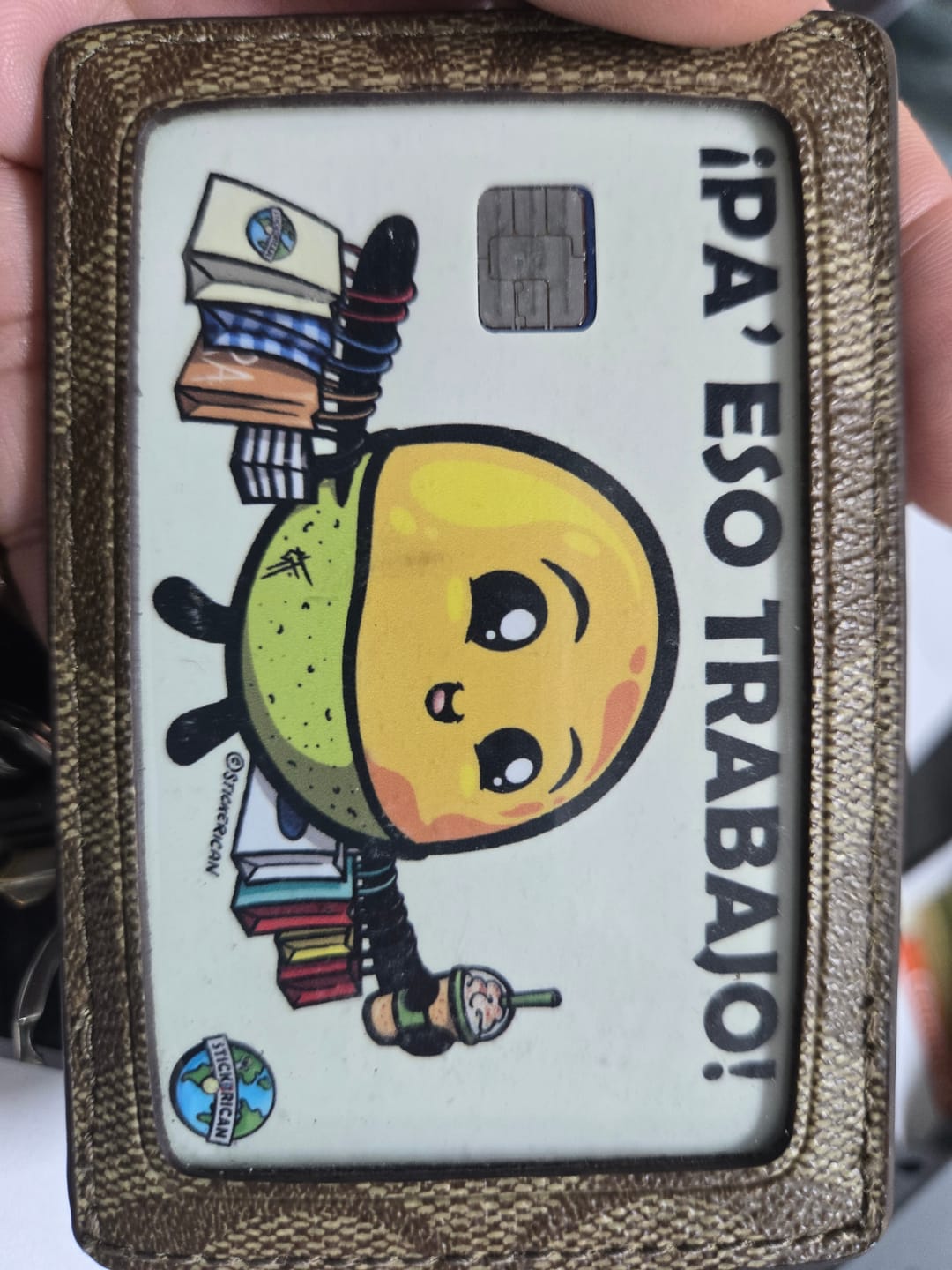Customer photo review of Pa’ Eso Trabajo - Sticker para Tarjeta de Crédito