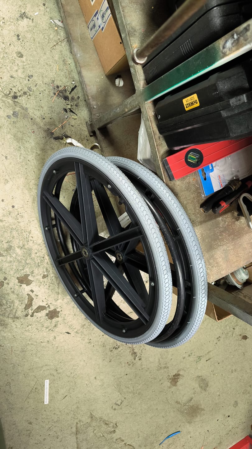 Customer photo review of Pneu Pneumático para Cadeiras de Rodas  24'' x 1,(3/8)''