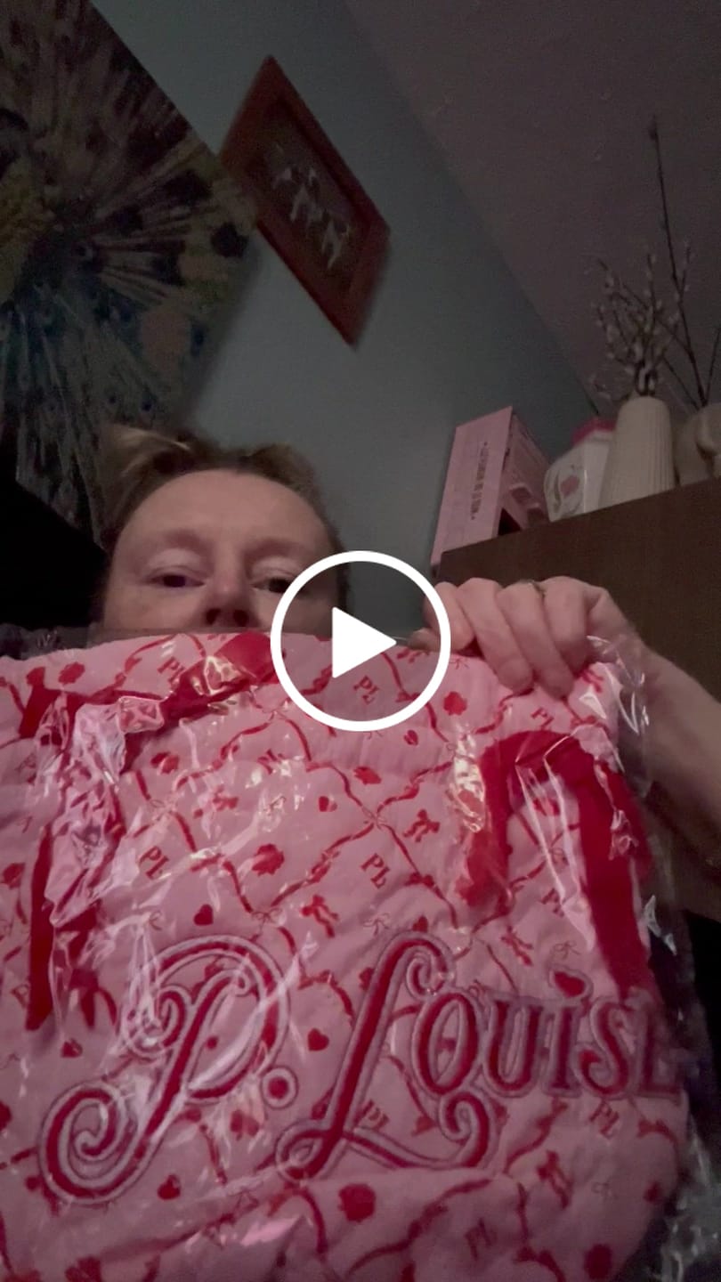 Vásárlói videóértékelés a P.Louise Christmas Bow testápoló táskáról Megvettem a 60 GBP-os árut a TikTokon, és nagyon szeretem az ünnepi szezonra készült kollekciót. Gyönyörű
