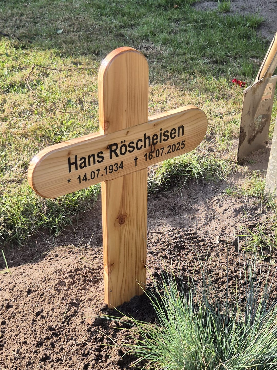 Customer photo review of Grabkreuz aus Holz mit Namen (rund)