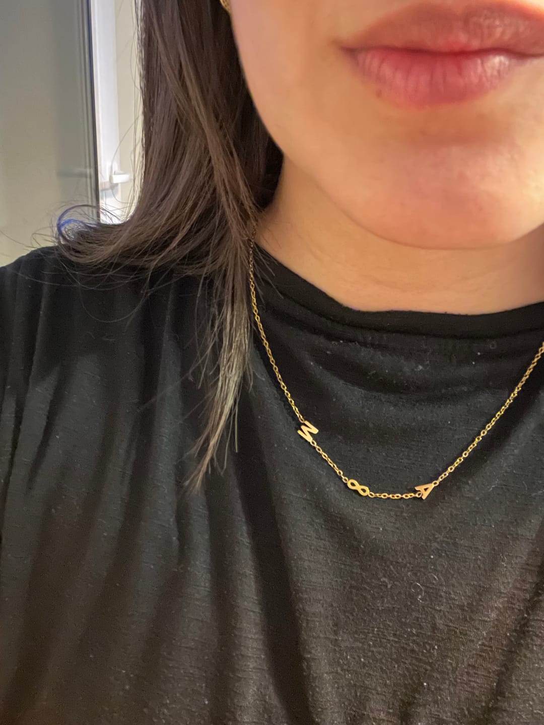 Customer photo review of Collar con iniciales personalizadas en horizontal