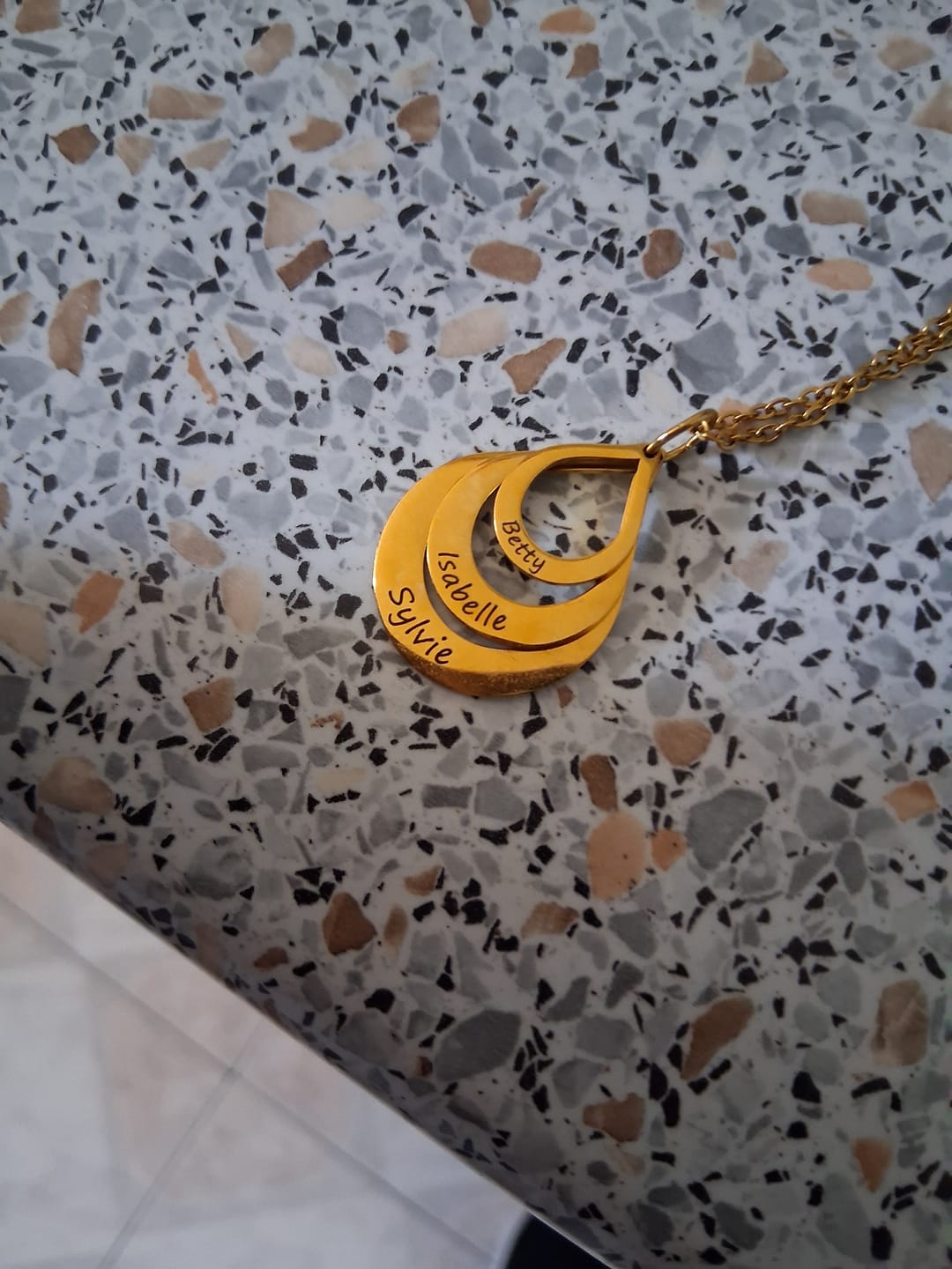 Customer photo review of Collier Gouttes Prénoms – Jusqu’à 3 Noms Gravés