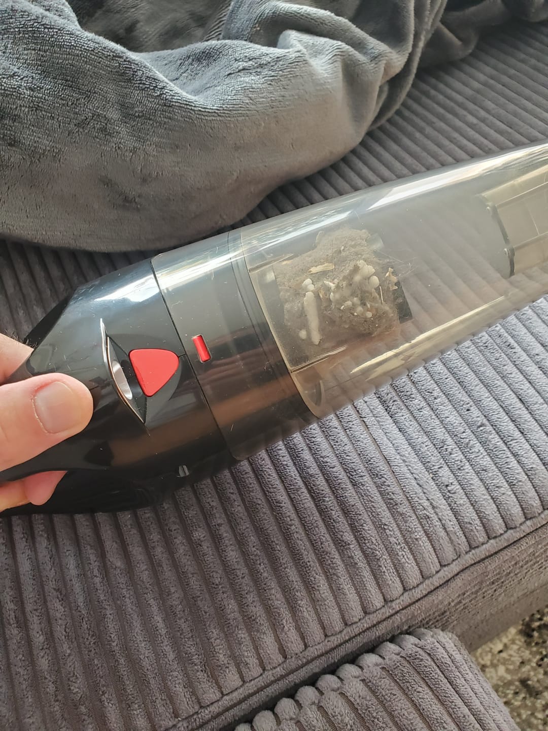 Customer photo review of Ultra-starker Akku-Handstaubsauger / Beutelloser Handstaubsauger mit LED-Licht und Schnellladefunktion / Handsauger für Nass & Trocken / Leicht und leise