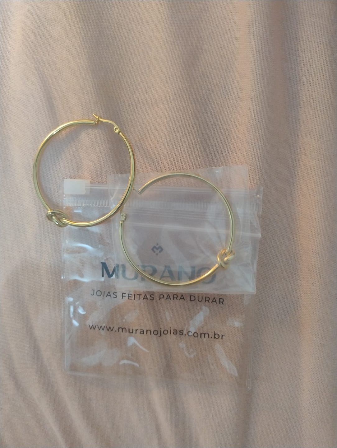 Customer photo review of Brinco de Argola Nó Central Banhado em Ouro 18K