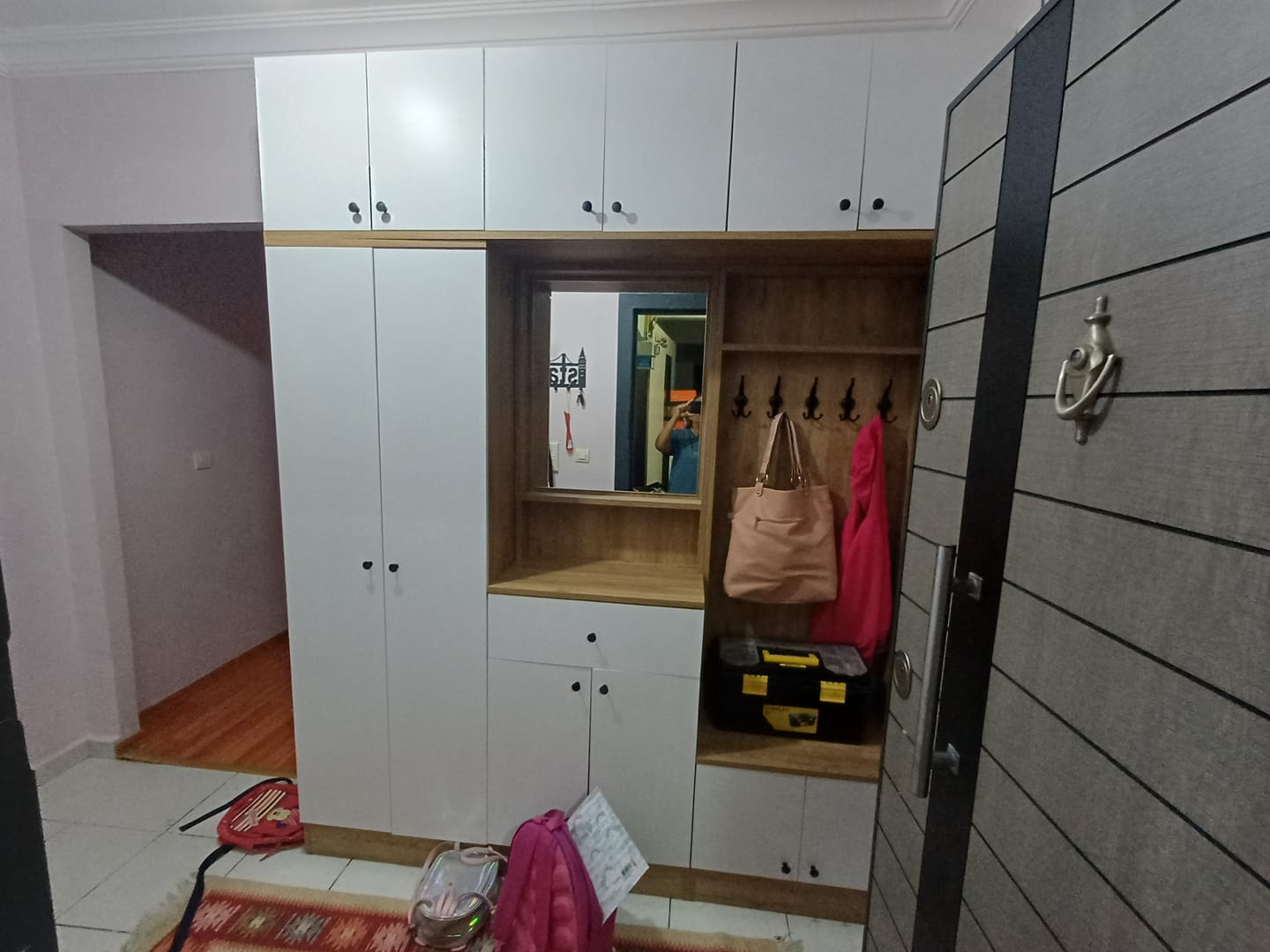 Customer photo review of Rani EA108 Portmanto Çekmeceli Aynalı Askılı Vestiyer Sepet Ceviz - Beyaz