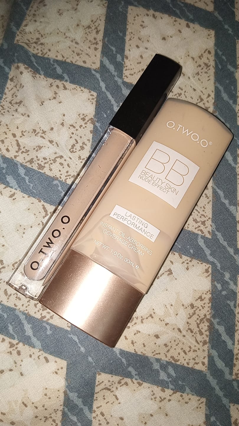 Customer photo review of O.TWO.O Black Gold Cover-Up Radiant Creamy Concealer