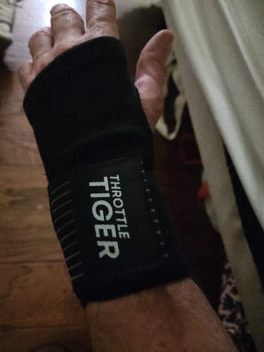 Customer photo review of Driving Wrist Support – Drive Without Wrist Pain