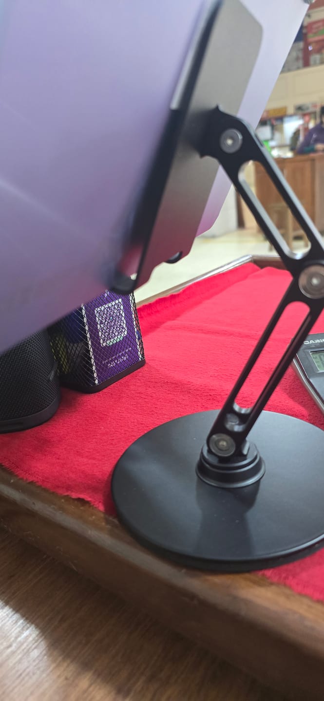 Customer photo review of Stand Giratorio de Altura Ajustable para Tablet y Celular
