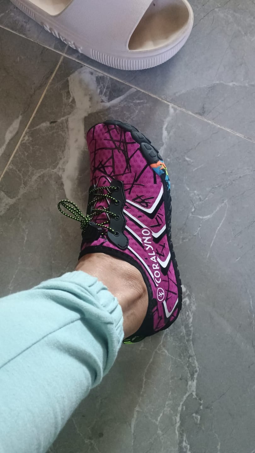 Customer photo review of Morado Coralyno™ - Zapatos acuáticos con cordones