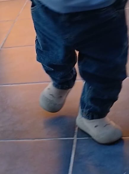 Customer photo review of Zapato Calcetín ergonómico para bebés color beige