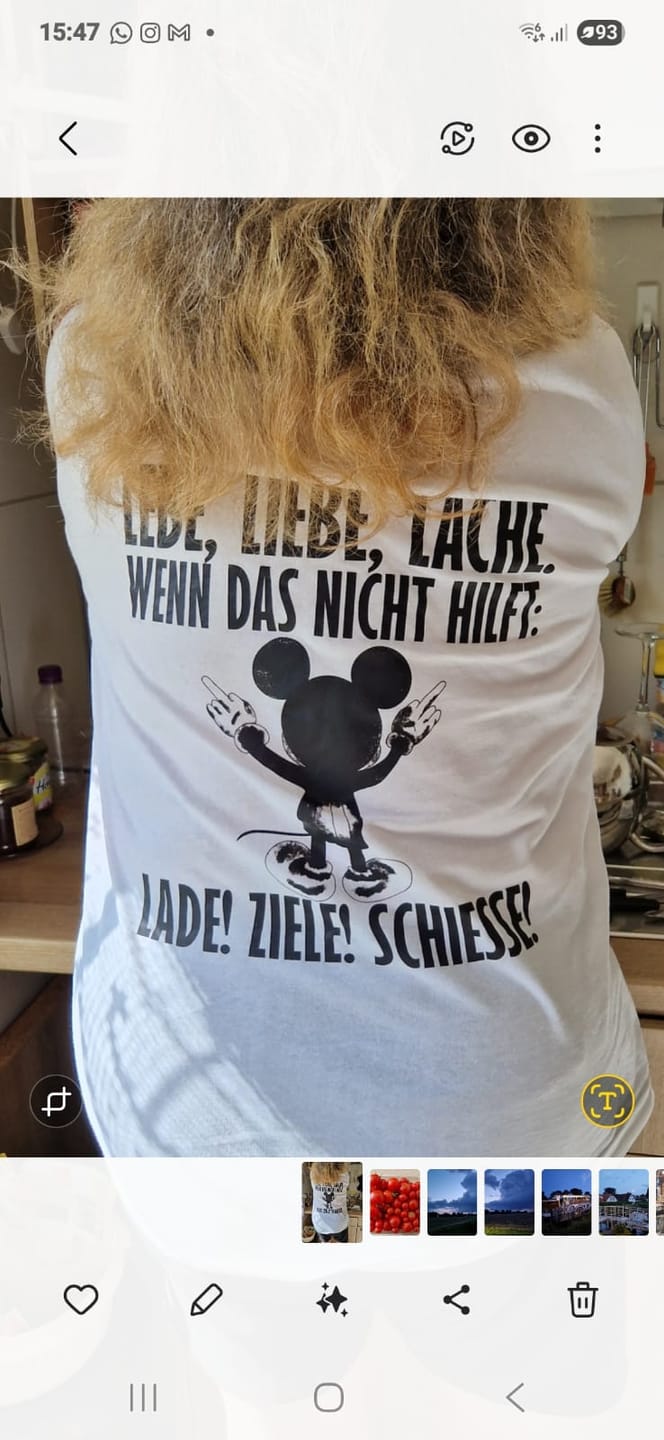 Customer photo review of LEBE, LIEBE, LACHE MAUS Rückendruck | Premium Shirt Unisex