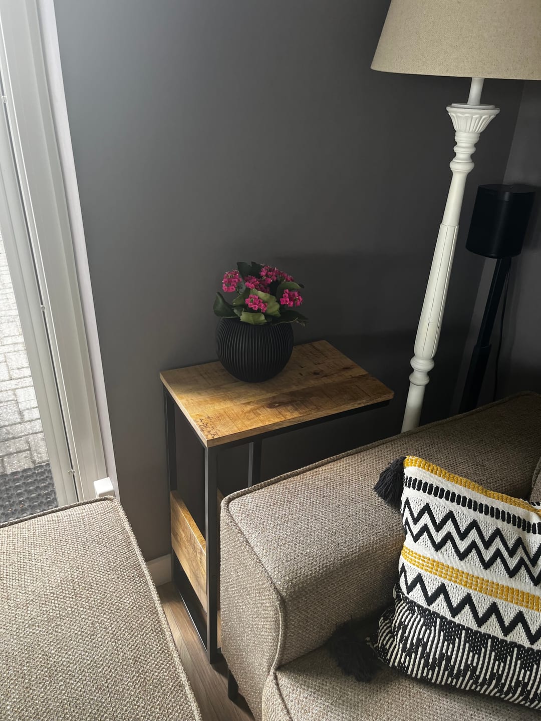 Customer photo review of Bijzettafel voor over de bank | Mangohout en Staal | 45x29x69cm