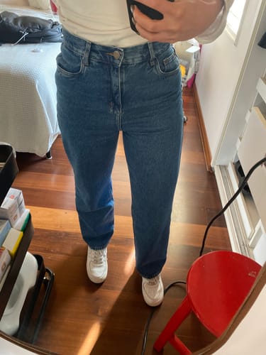 Laura M. review of Calça Jeans Reta Araçá Azul Médio image 1 out of 1