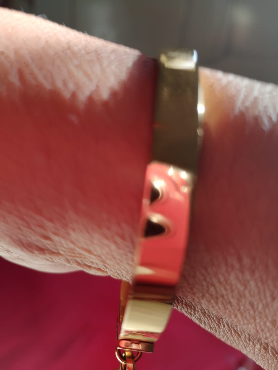 Customer photo review of Bracelete Square Charm Banhado em Ouro 18k
