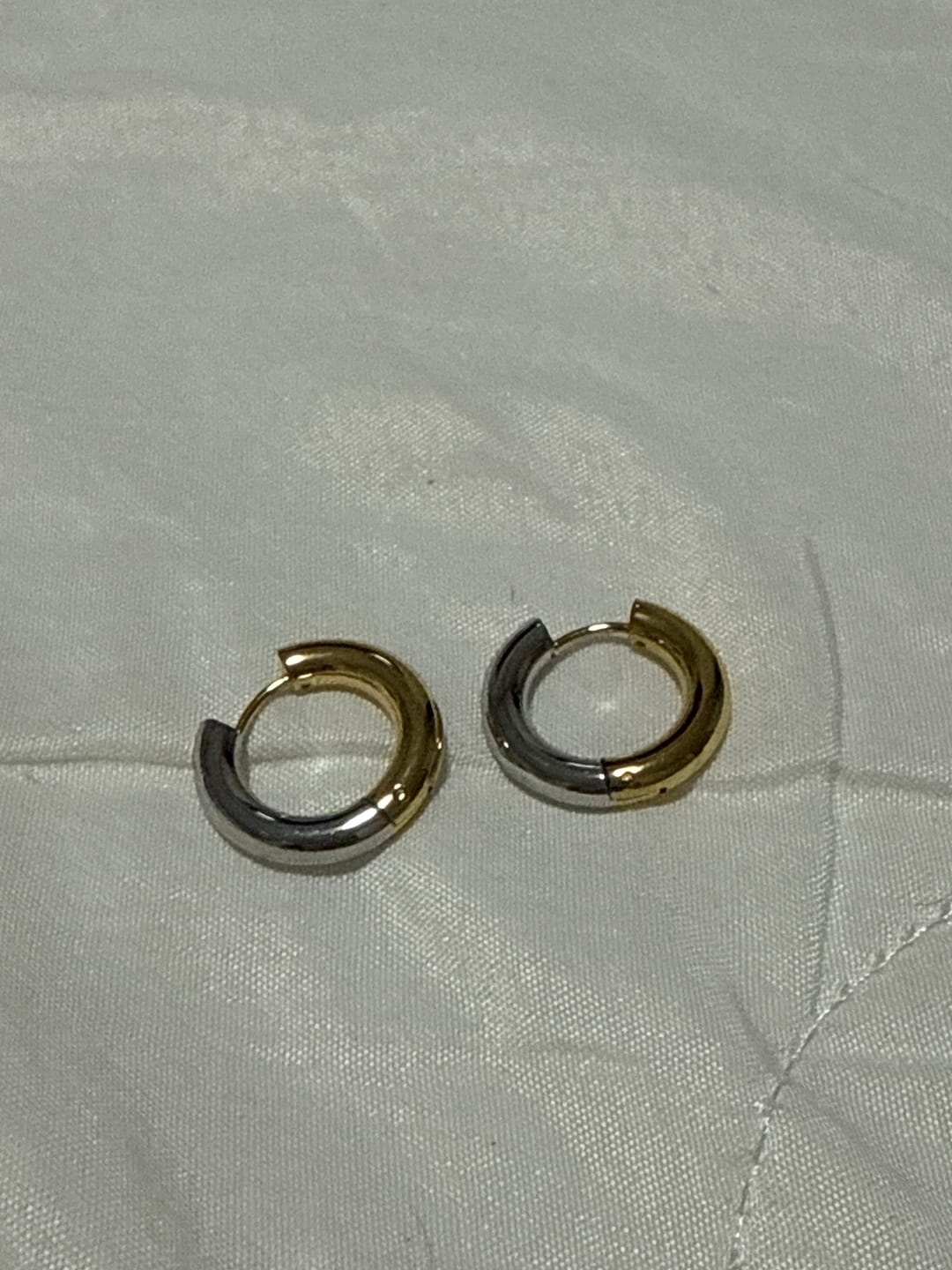 Customer photo review of Brincos de Argola Contraste Banhado em Ouro 18k