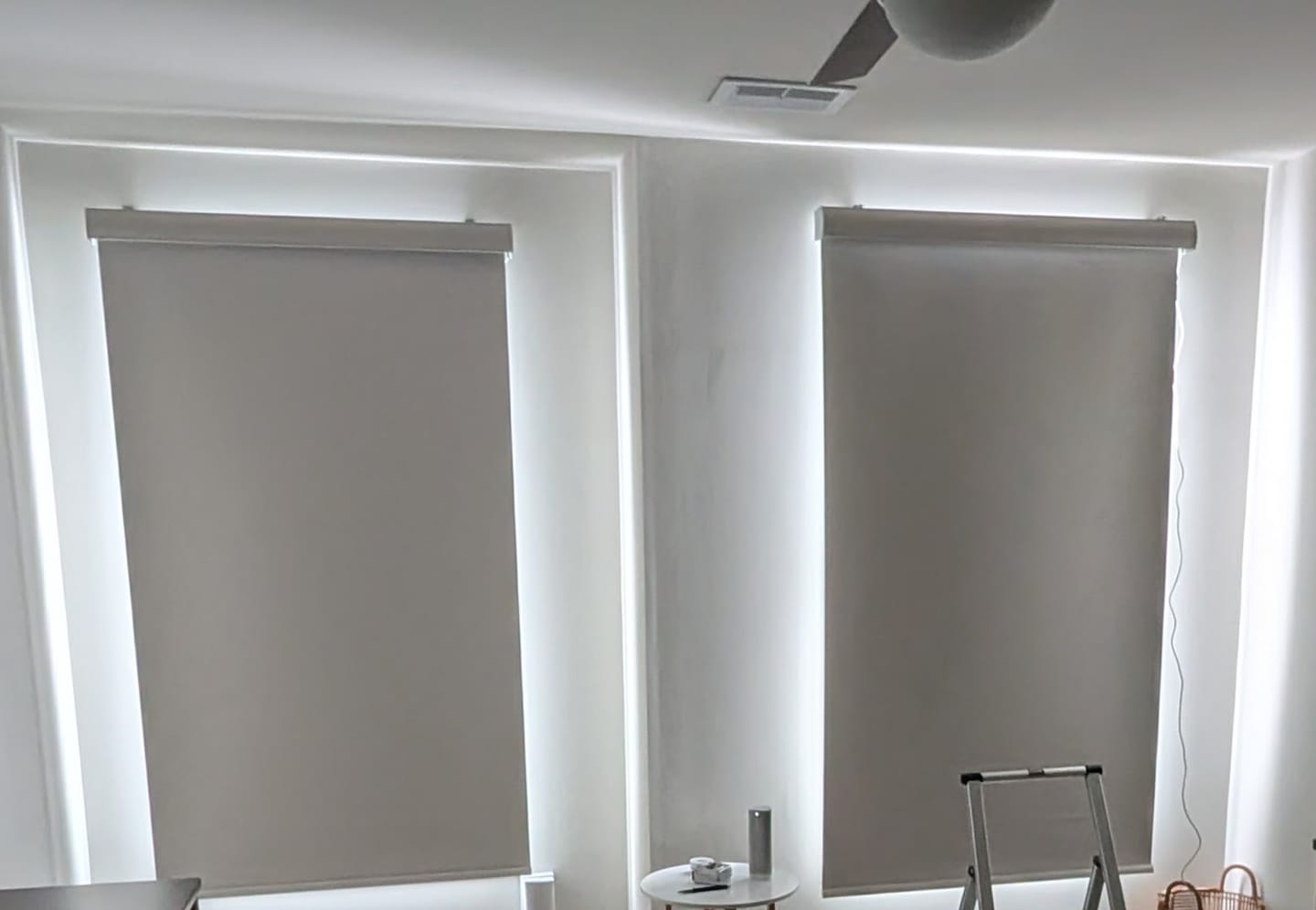 Customer photo review of SmartWings Motorized Roller Shades 100% Blackout Essential